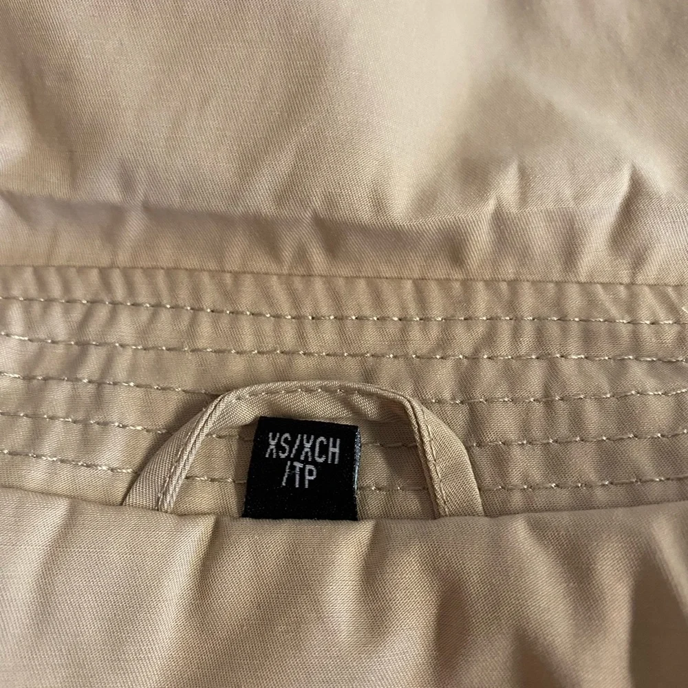 Classic Guess Belted Trench Coat size Double breasted with snap buttons.Size XS